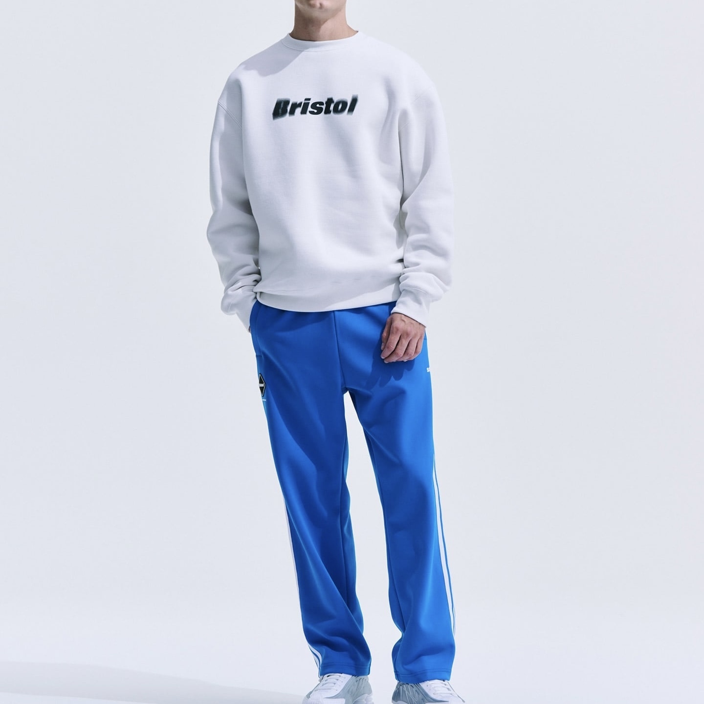 すぐ届く F.C.Real Bristol BLURRED LOGO CREWNECK SWEAT 4色