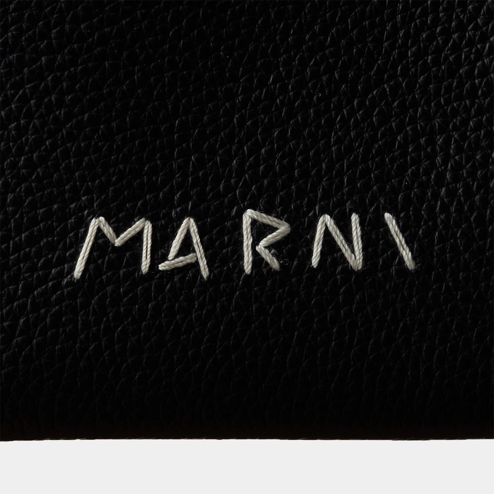 《MARNI》 PFMO0106U1 P6533 00N99 ロゴカードウォレット