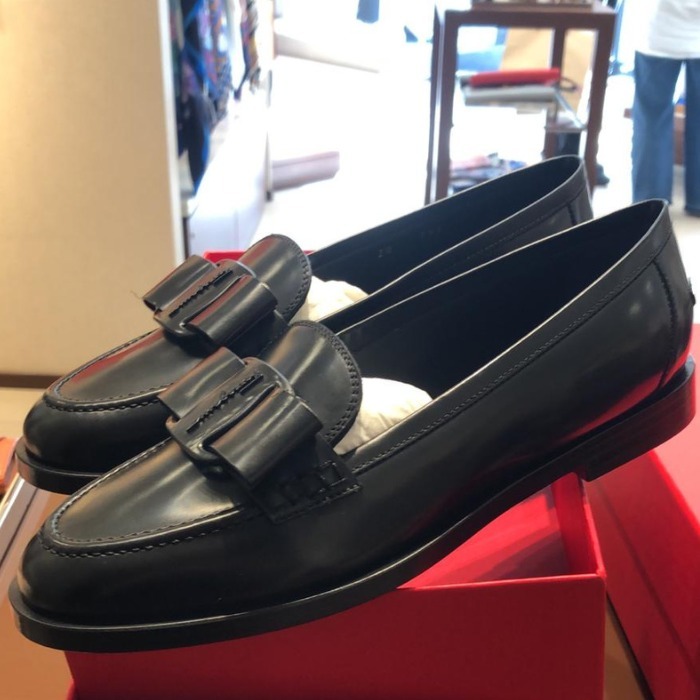 《足元を華やかに彩る》【FERRAGAMO】ヴィヴァ ボウ ローファー
