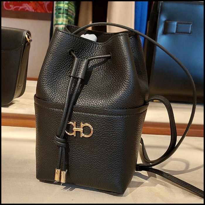 《洗練された逸品》【FERRAGAMO】ガンチーノソフト ミニバッグ