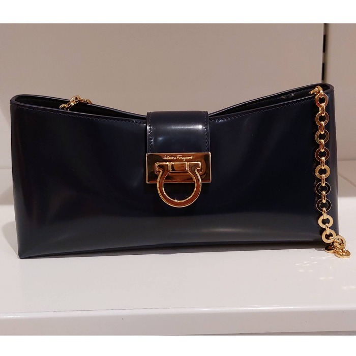 《上品な逸品》【FERRAGAMO】トリフォリオ ショルダーバッグ