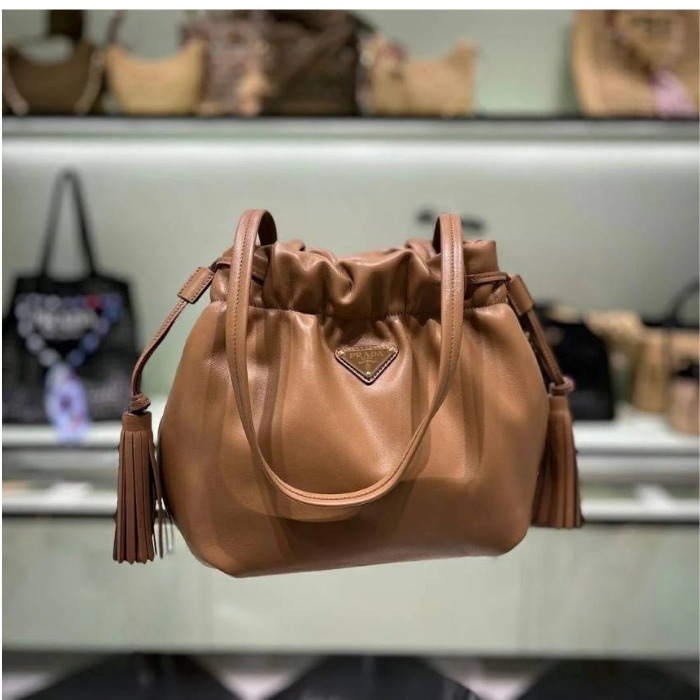 《デイリーに最適》【PRADA】ナッパレザーショルダーバッグ