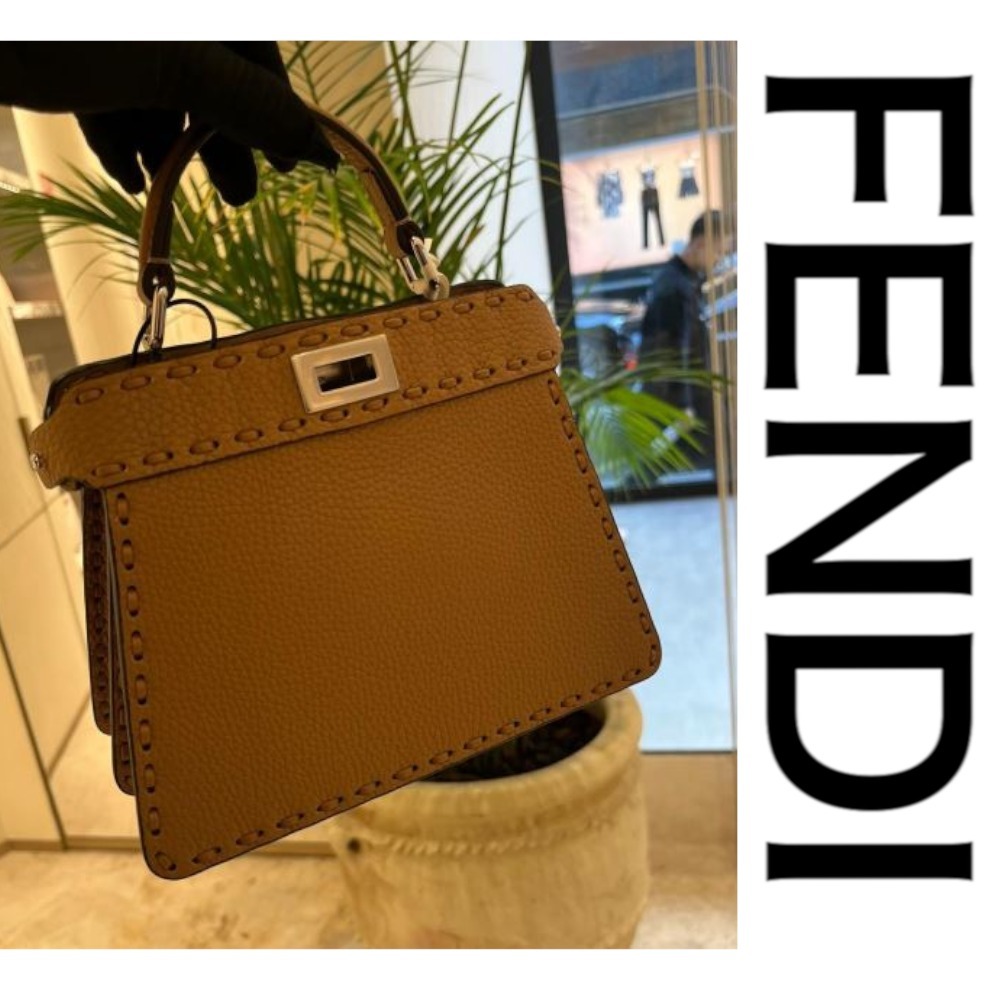 大人気【FENDI】ピーカブー ISeeUプチ ステッチ入セレリアバッグ