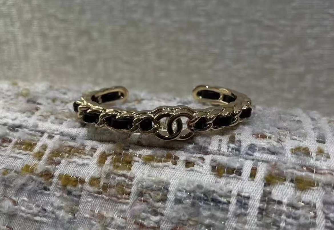 チェーンのシンプルな細バングルが付けやすい CHANEL バングル