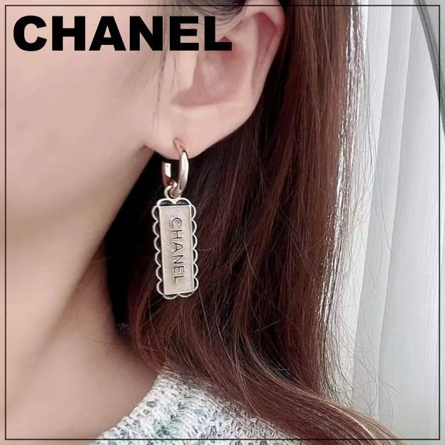 CHANEL 24B《揺れるロゴプレート♪》フリルピアス