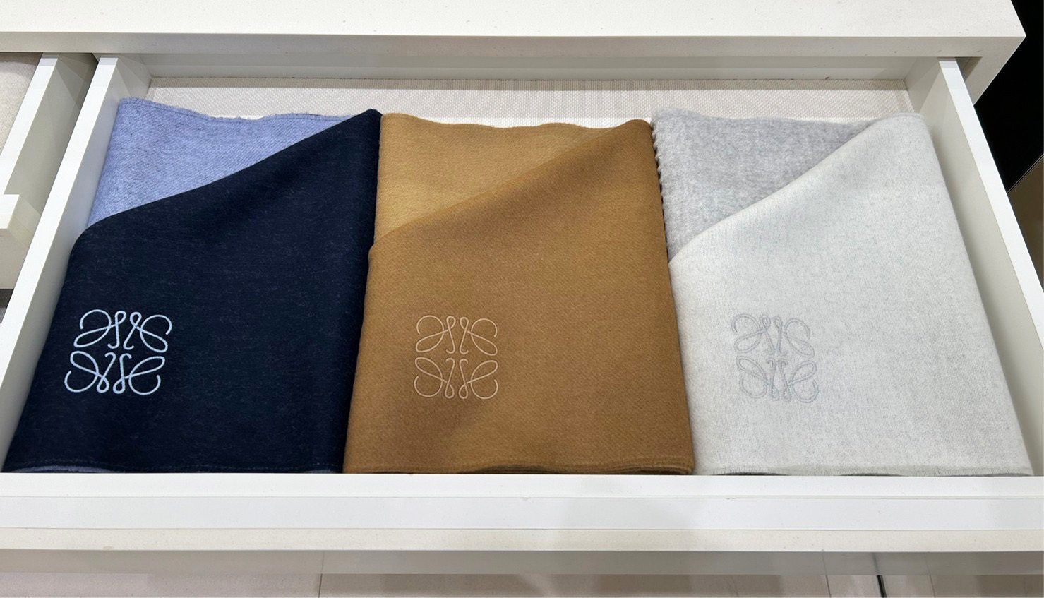 【国内配送】LOEWE バイカラー スカーフ（ウール&カシミヤ）