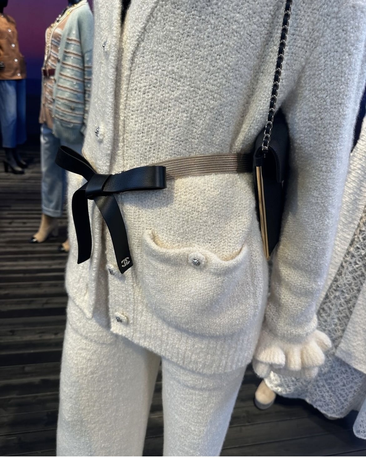 カーデやワンピの上からオン ラムスキンとチェーン CHANELベルト