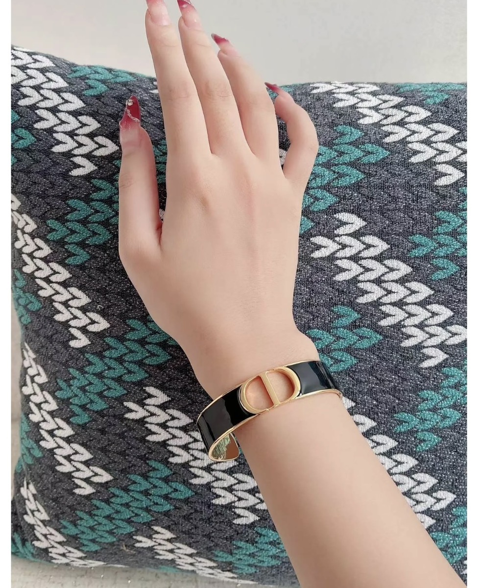 シンプルで重ね付けも◎\tDior\t30 Montaigne バングル