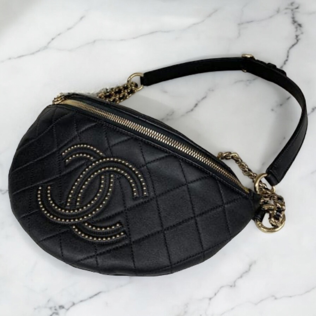 【USED】CHANEL ロゴ ボディバッグ 黒いパンツと合う