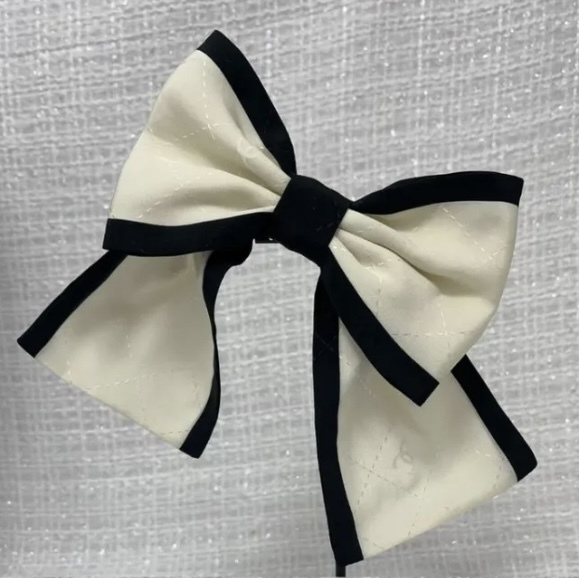 【ガーリーに可愛く仕上がる♡】CHANEL バレッタ リボン