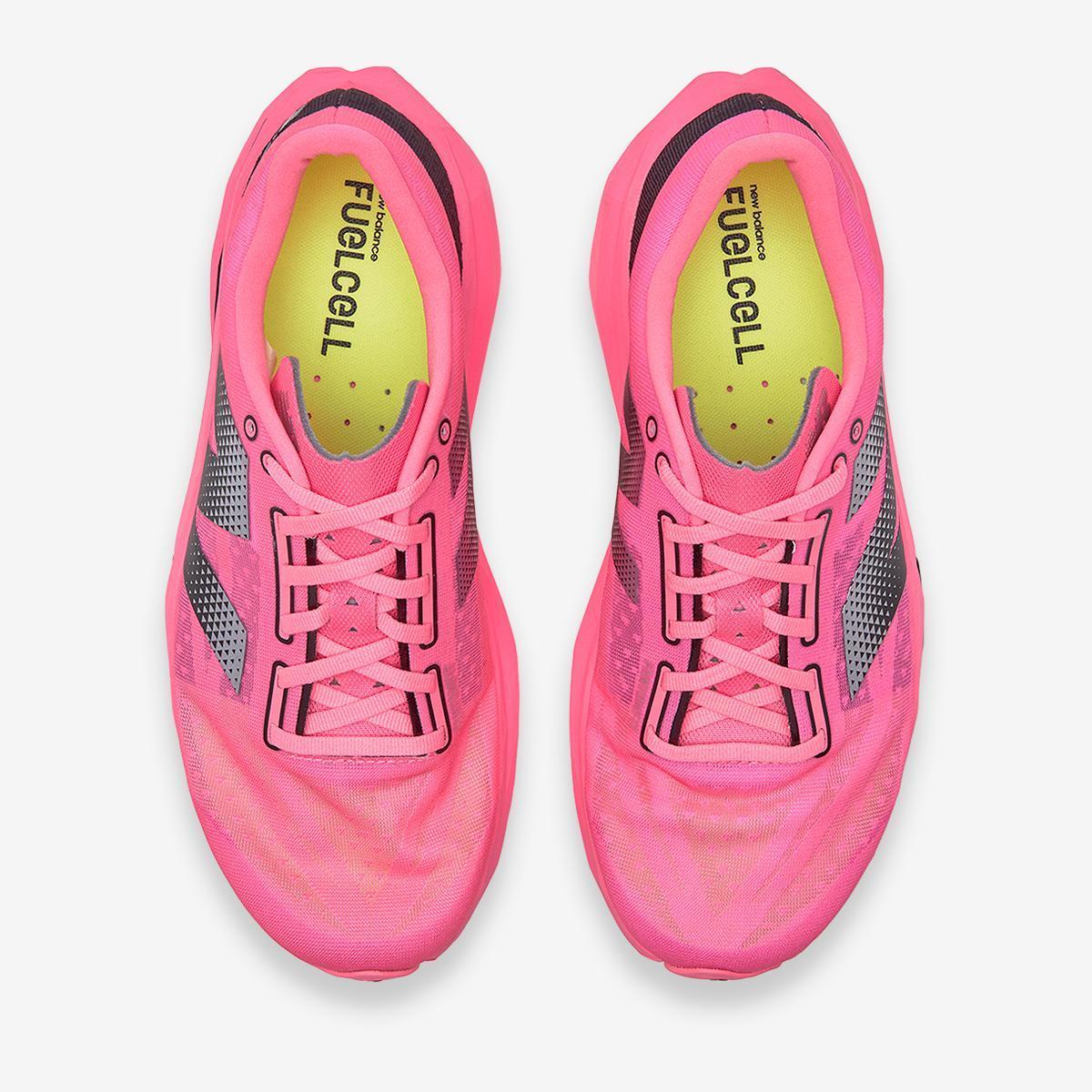 ☆New Balance☆ニューバランス FUELCELL REBEL V4☆追跡可 (New