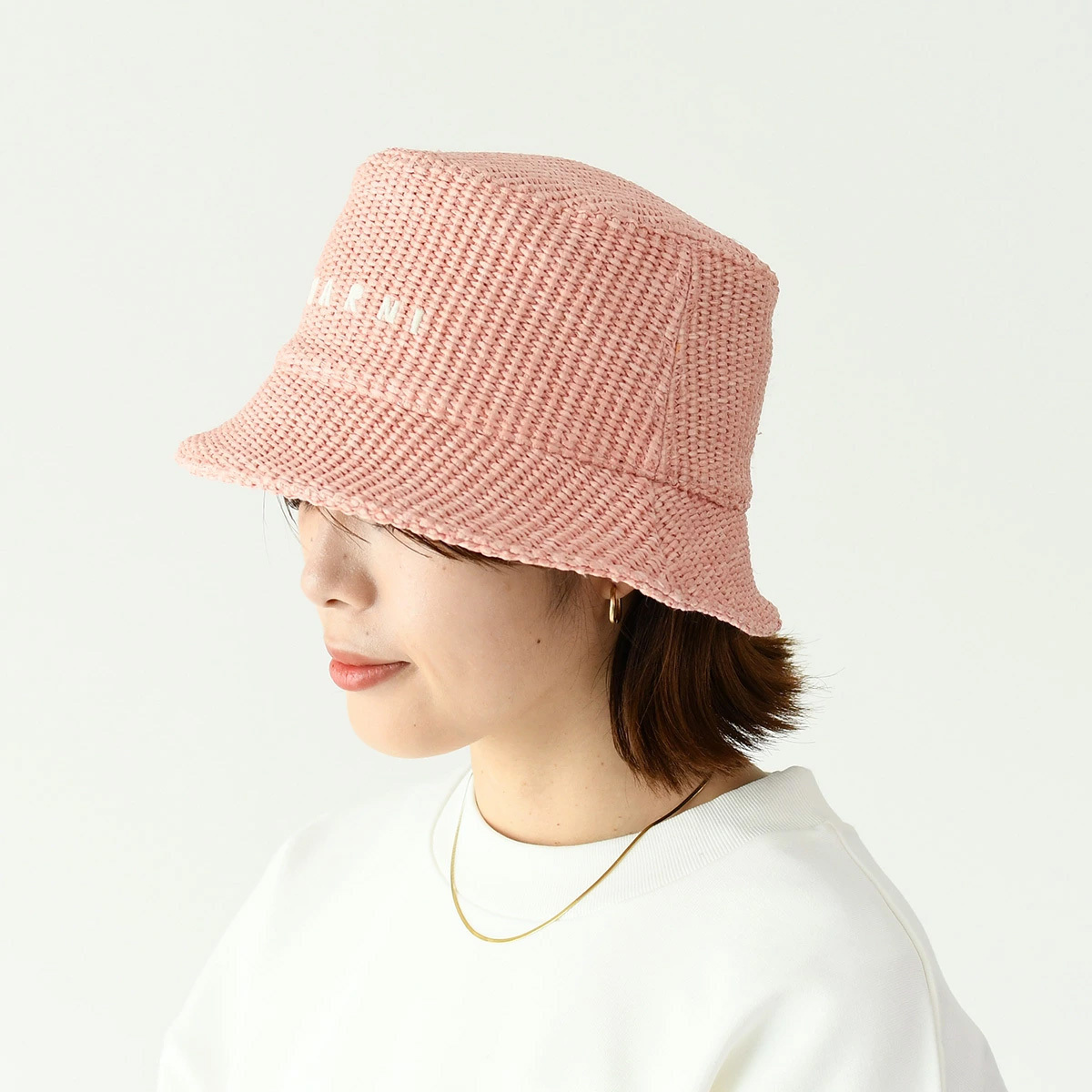 【MARNI】ロゴ入りラフィア バケットハット 国内即発】MARNI ラフィア調 バケットハットロゴ刺しゅう入り