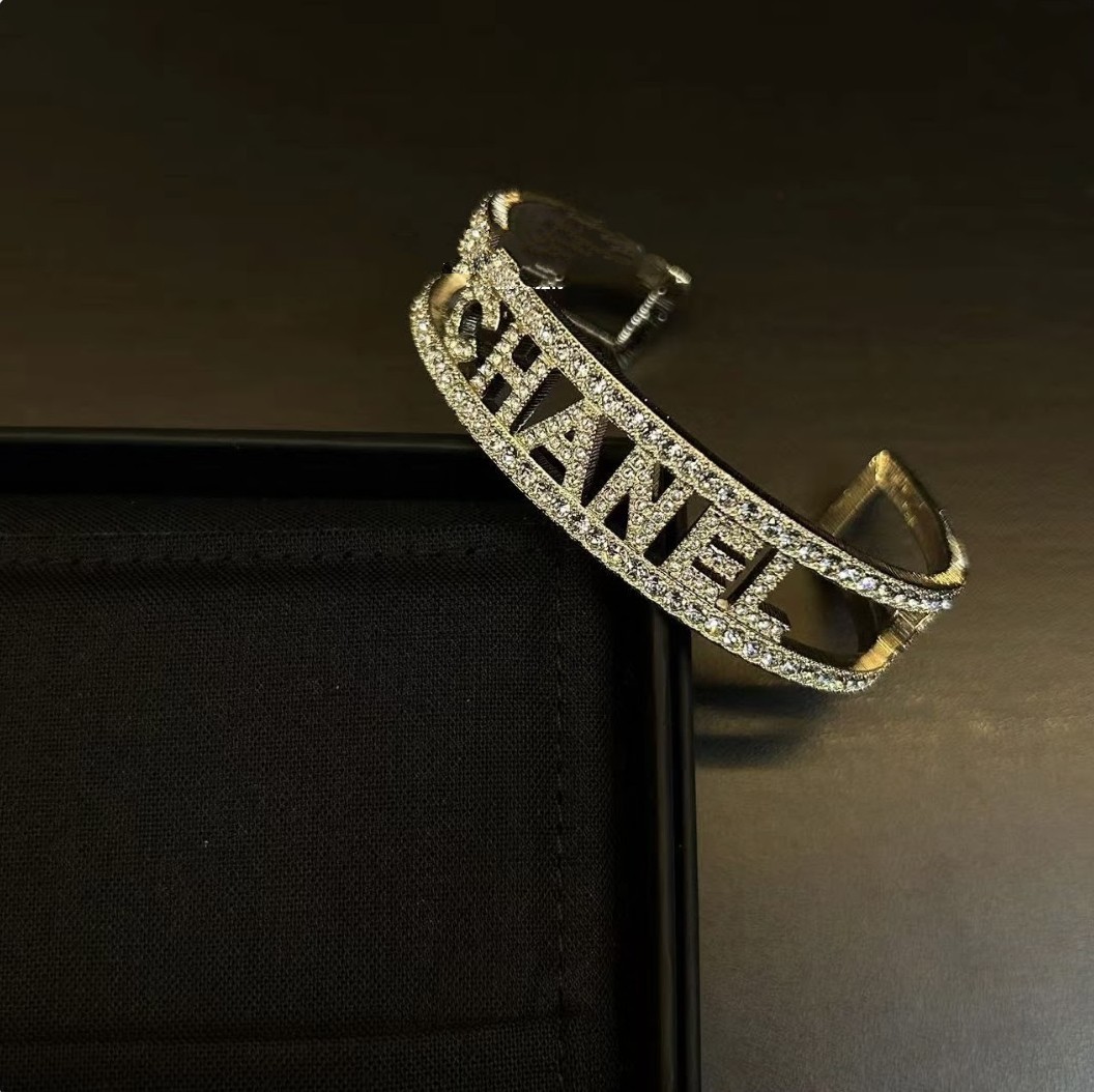 【手元にラグジュアリーな輝き♪】シャネル バングル ゴージャスな輝き】CHANEL バングル