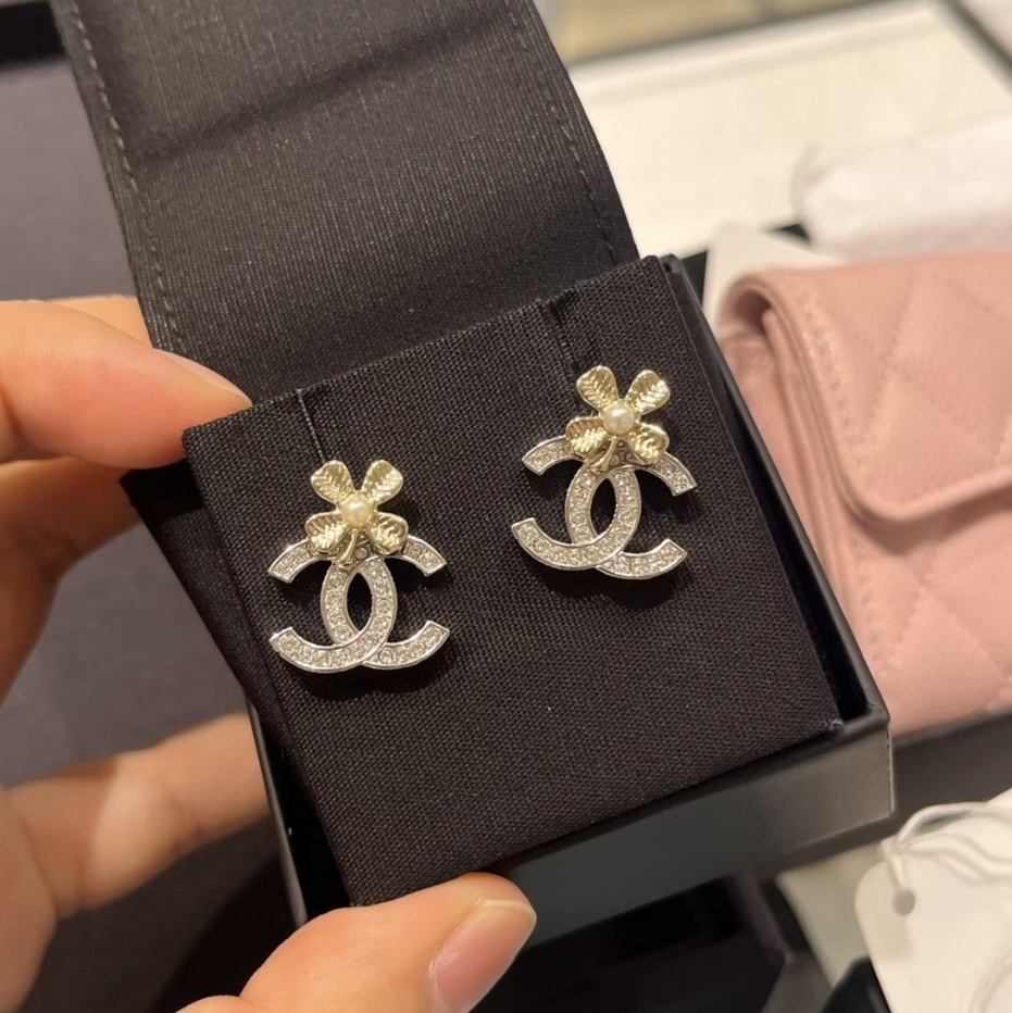 【幸せを運ぶ四葉のクローバー♪】CHANEL ピアス キラキラ ロゴ