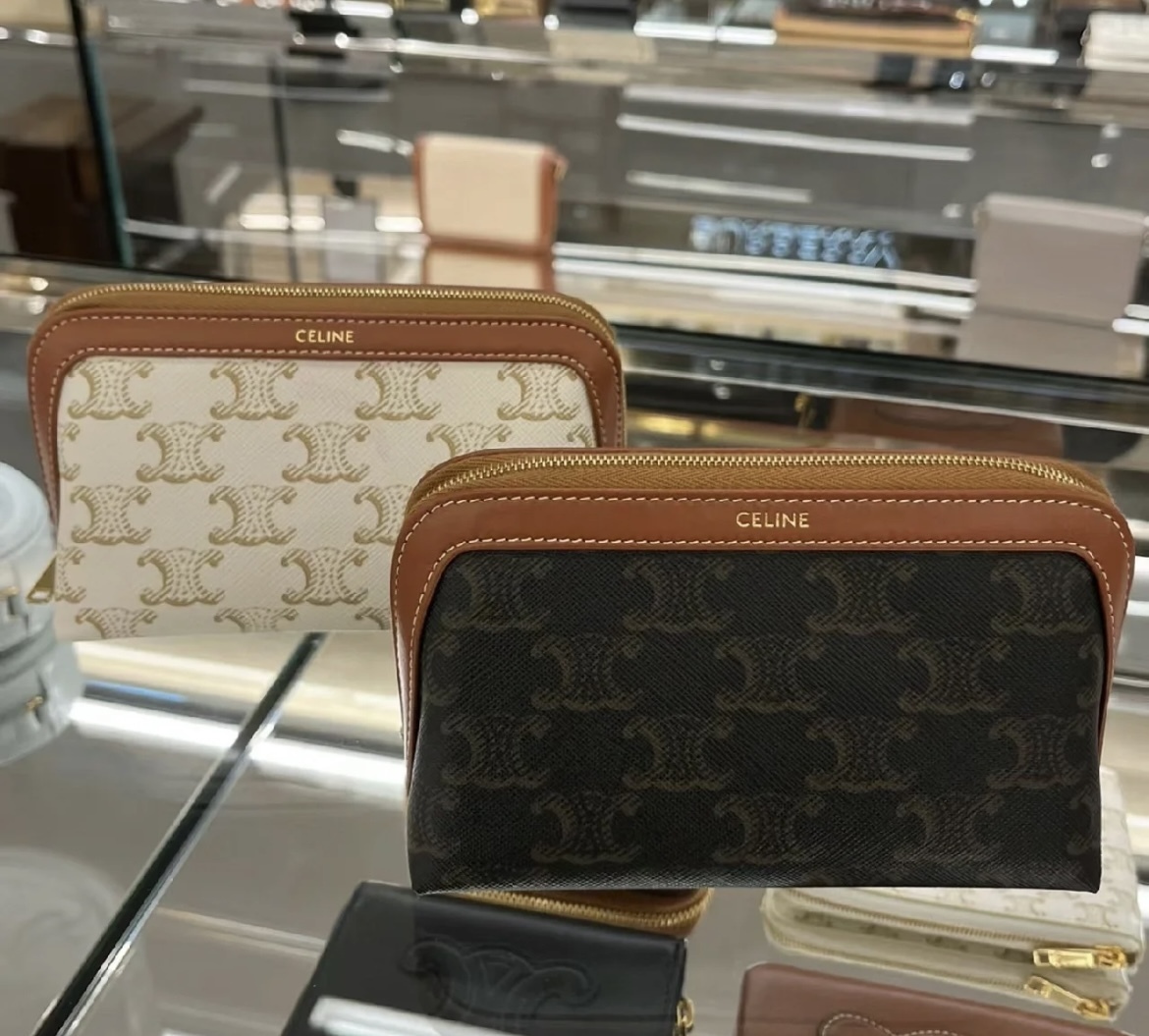 ガバッと開いて中身が見渡せる！使いやすい CELINE メイクポーチ