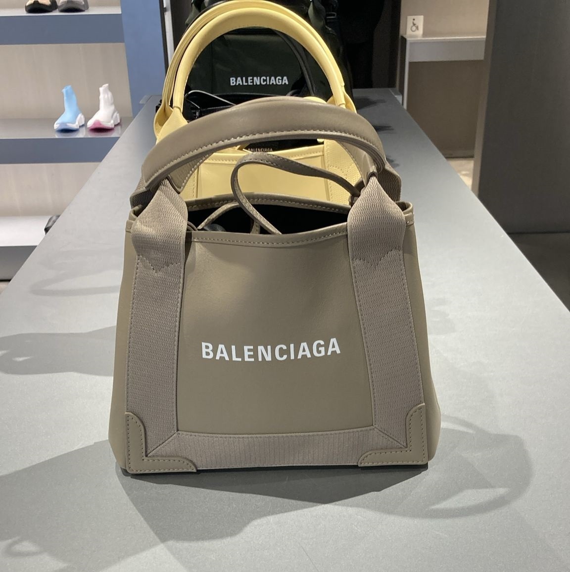 セール！Balenciaga CABAS XS バッグ スムースカーフ