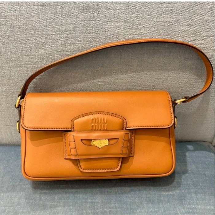 ＊Miu Miu＊ ペニー レザー バッグ 関税・送料込み 個性的な逸品》【miumiu】ペニーレザーバッグ (MiuMiu