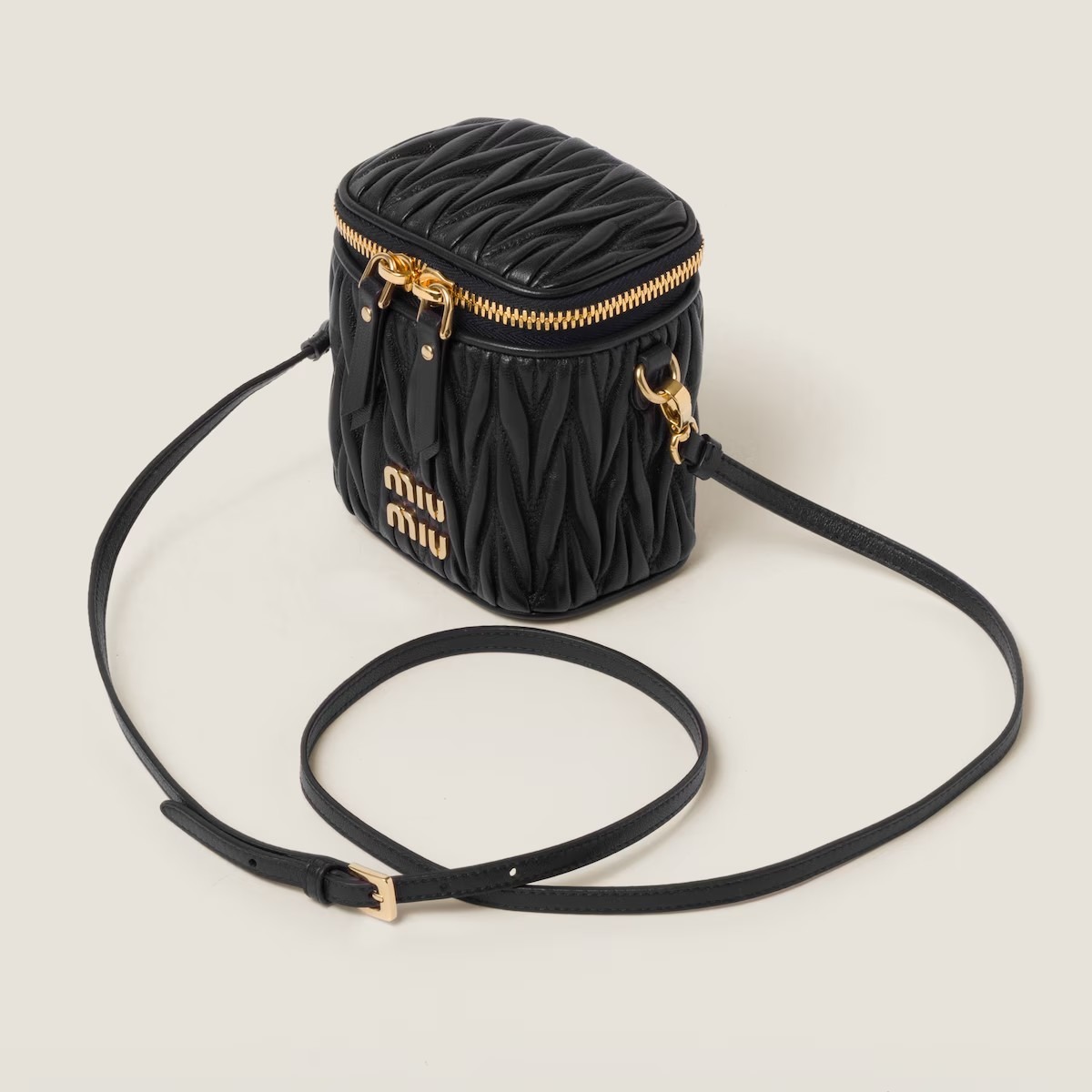 《送料無料》 MIU MIU Micro bag in quilted nappa leather