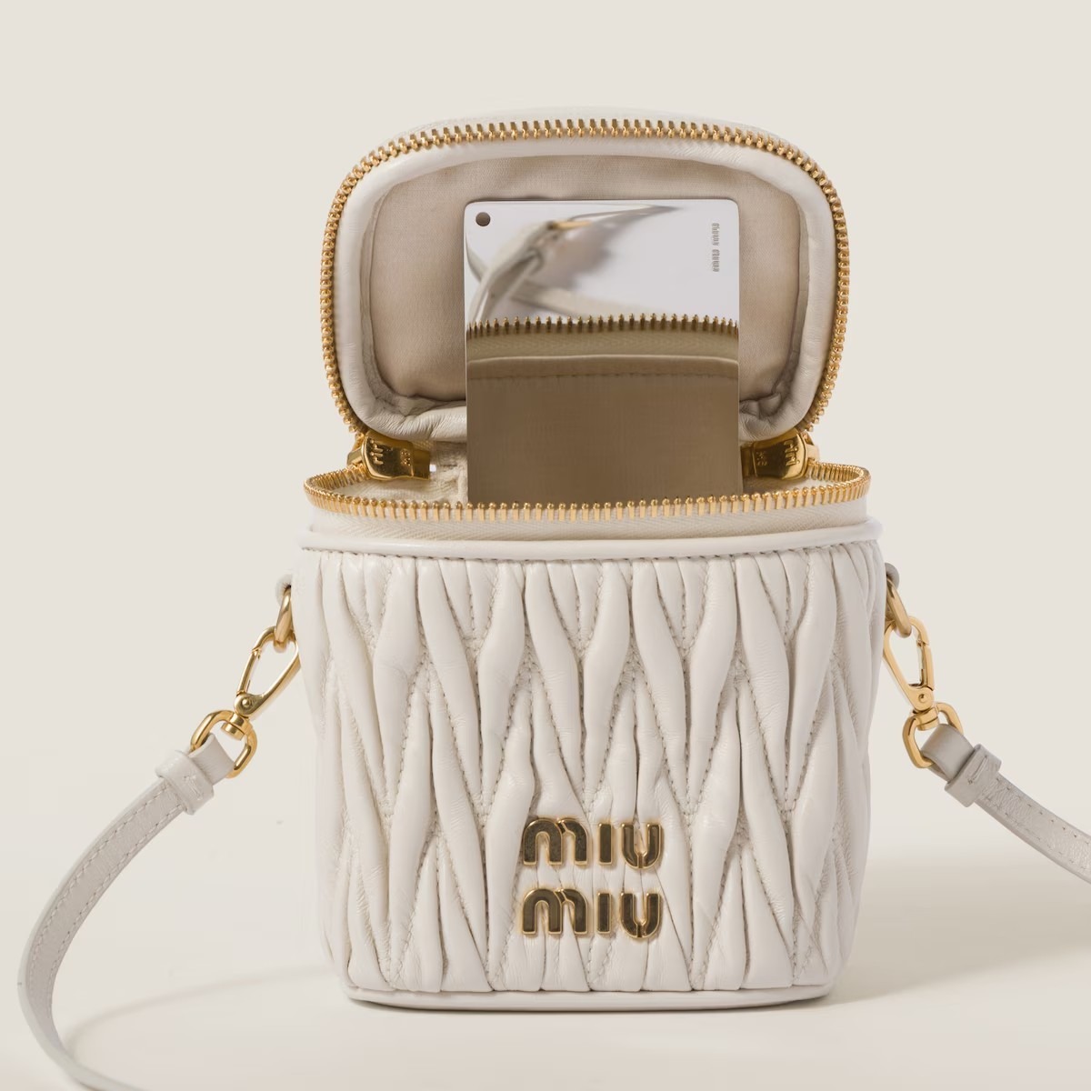 《送料無料》 MIU MIU Micro bag in quilted nappa leather