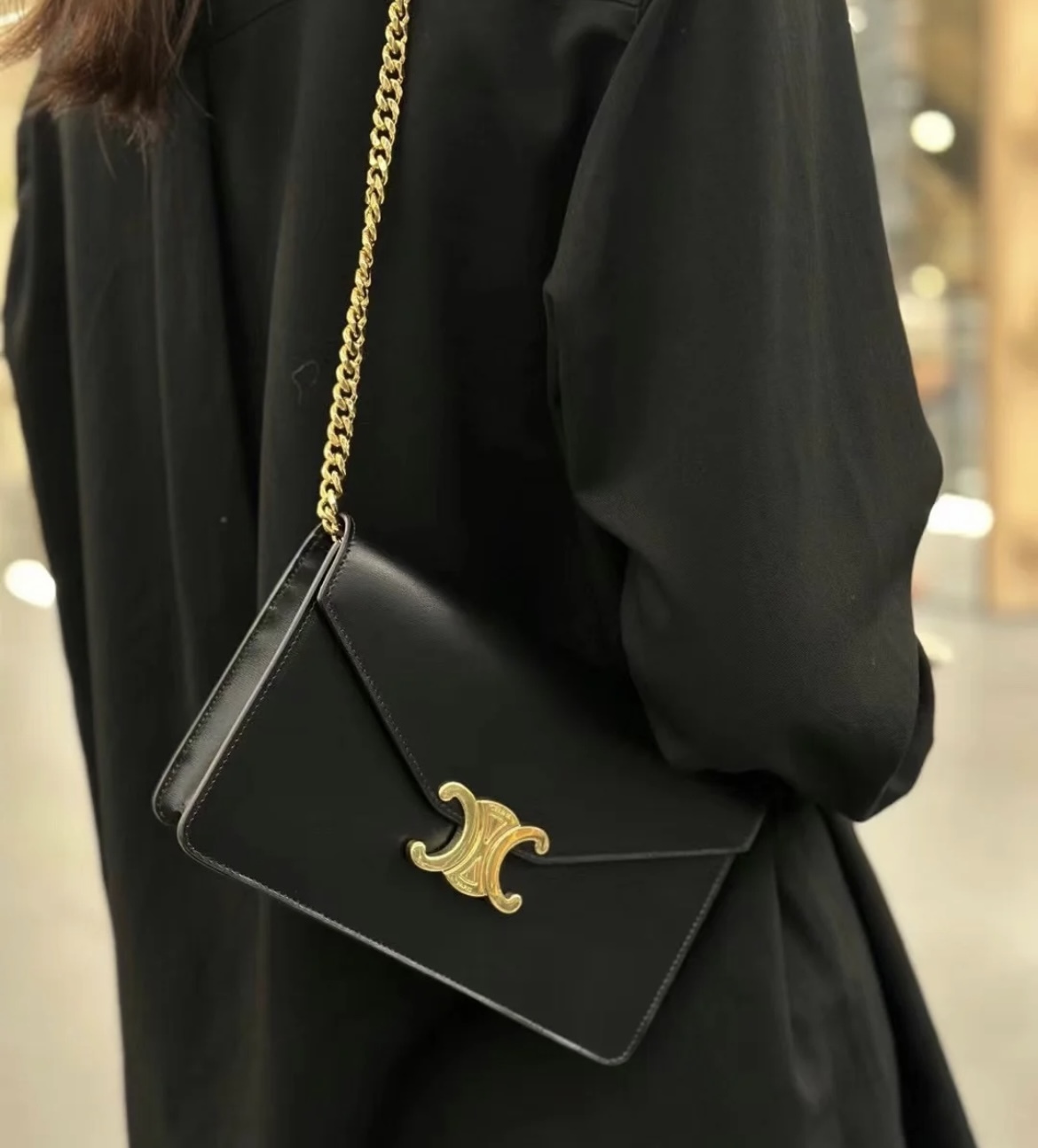 すぐ届く！幅広く使える CELINE トリオンフチェーンウォレット