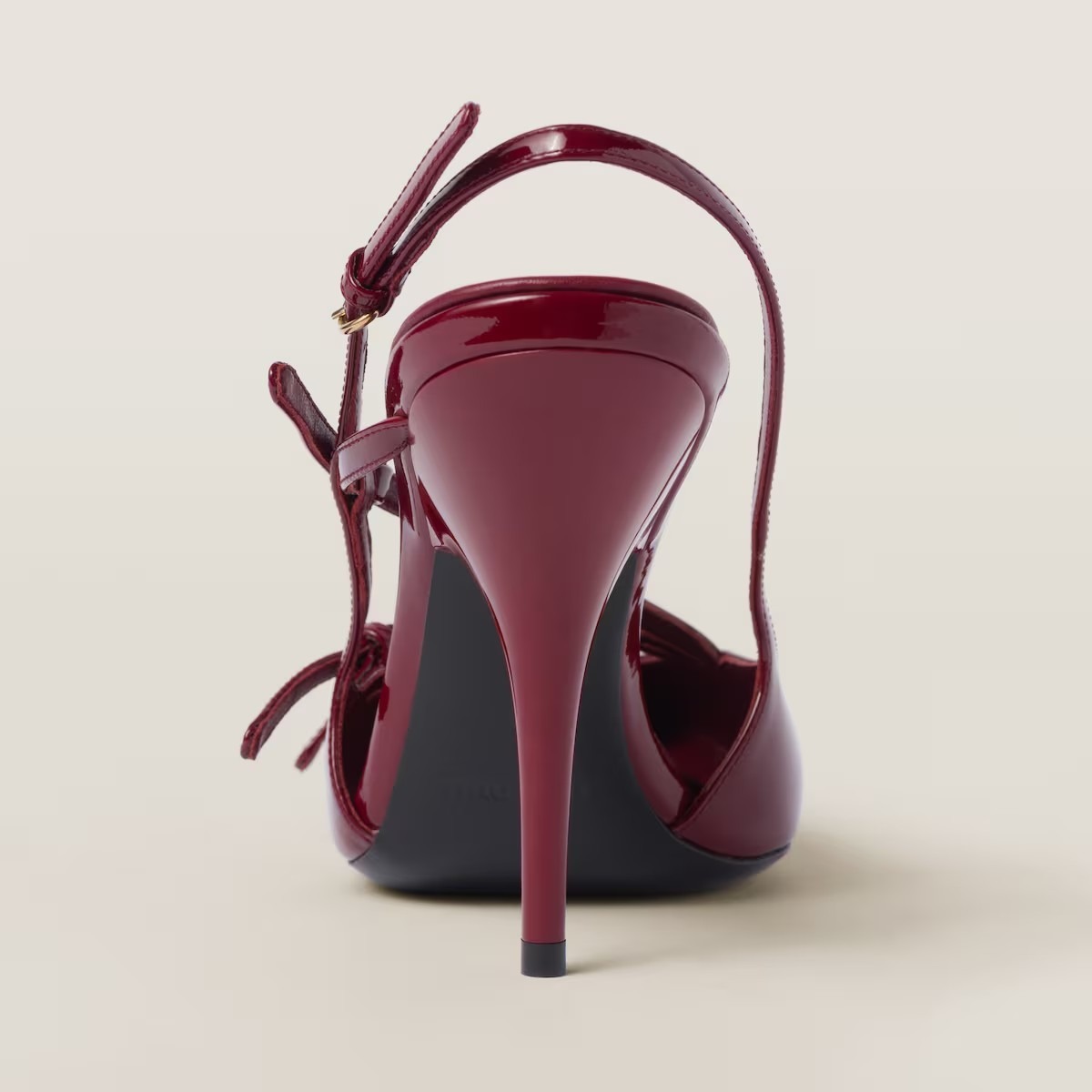 《送料無料》 MIU MIU Patent leather slingback pump