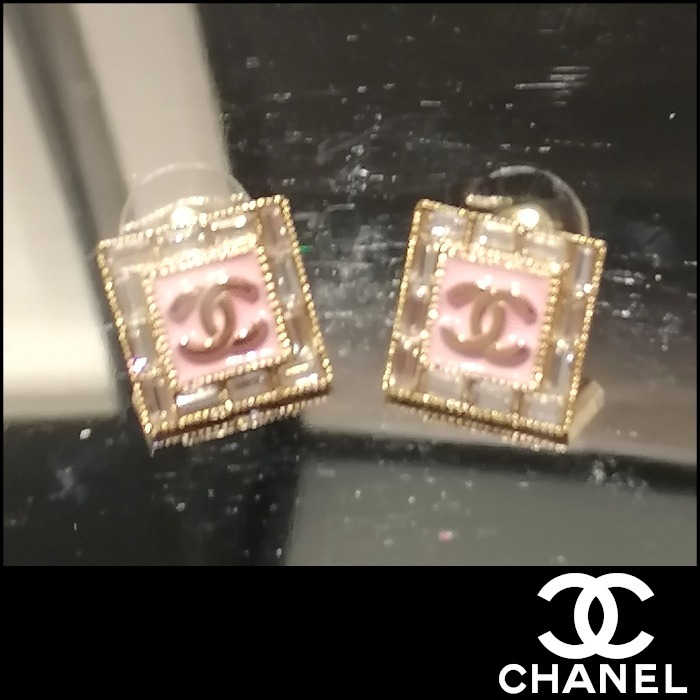 【シャネル】 ピアス 耳元にキュートなワンポイント♡