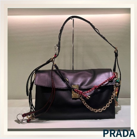 チャームがいっぱい《PRADA》Soft Soundバッグ