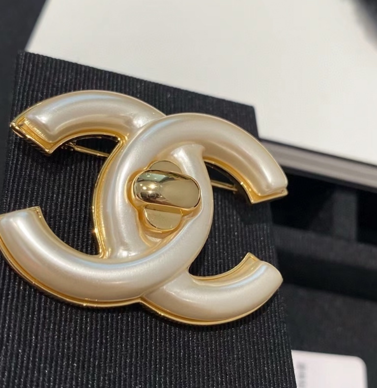 ◇ゴージャス上品◇『CHANEL』24k ブローチ 主役級のオーラ漂う☆コーデを華やかに】 CHANEL ブローチ 24K