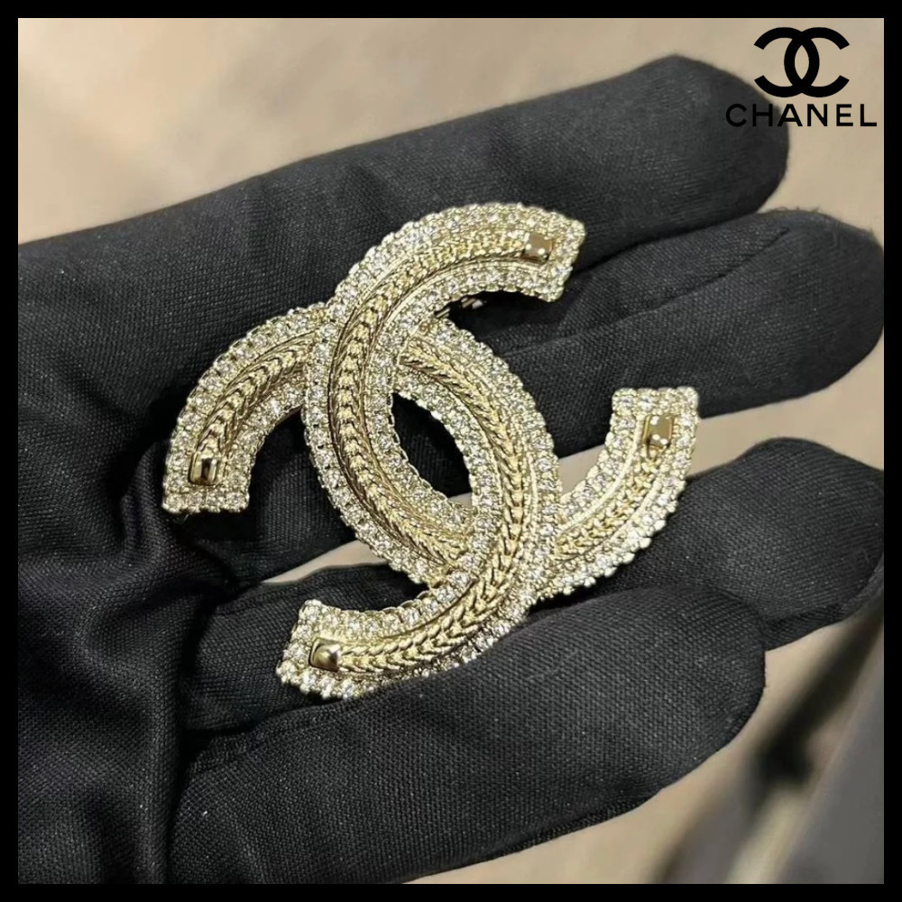 【繊細なデザインが注目のまと♪】CHANEL ブローチ フェザー 繊細なデザインで高級感◎】CHANEL☆CCマーク ブローチ