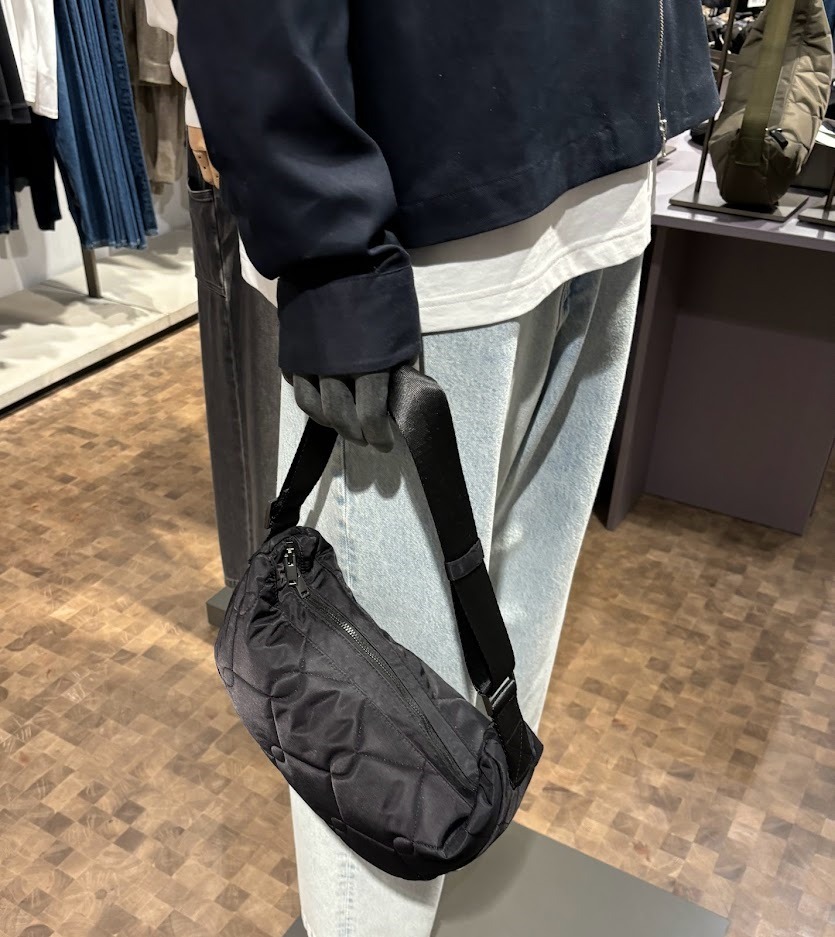 “COS” キルティングナイロンクロスボディBAG