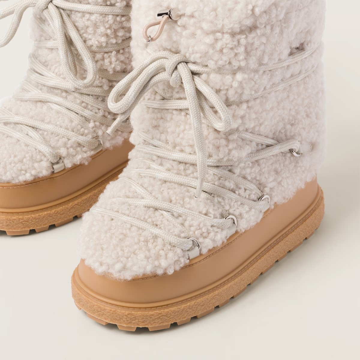 《送料無料》 MIU MIU Sheepskin apres-ski boots