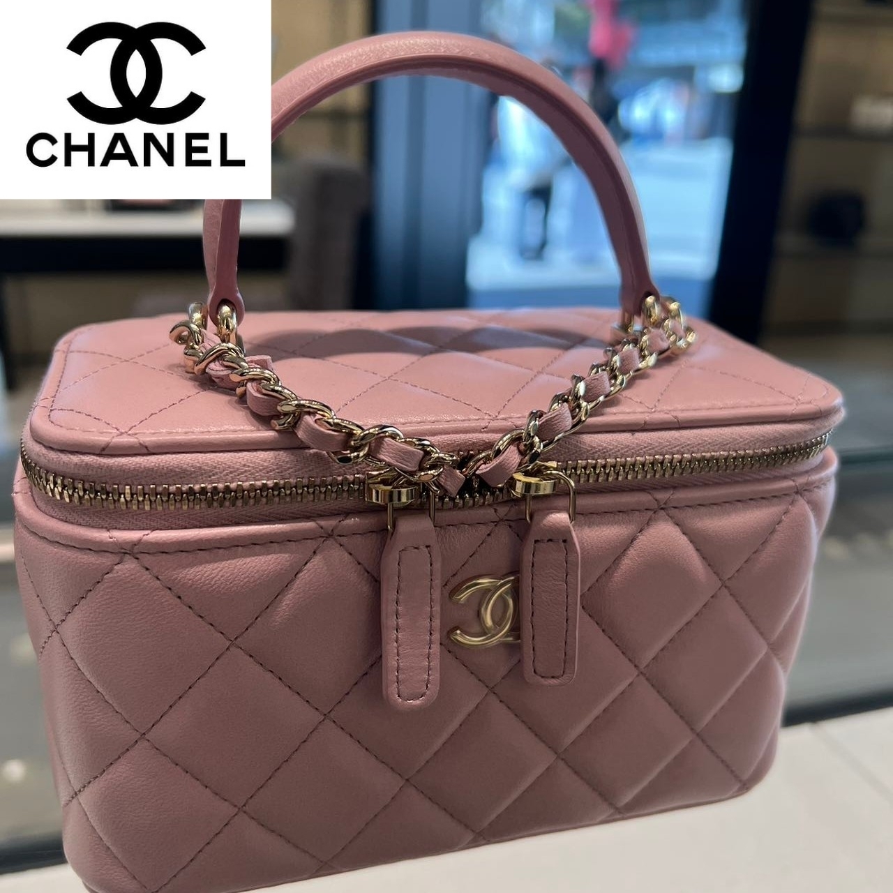 【CHANEL】やさしいカラーがエレガント◎シャネルバニティバッグ