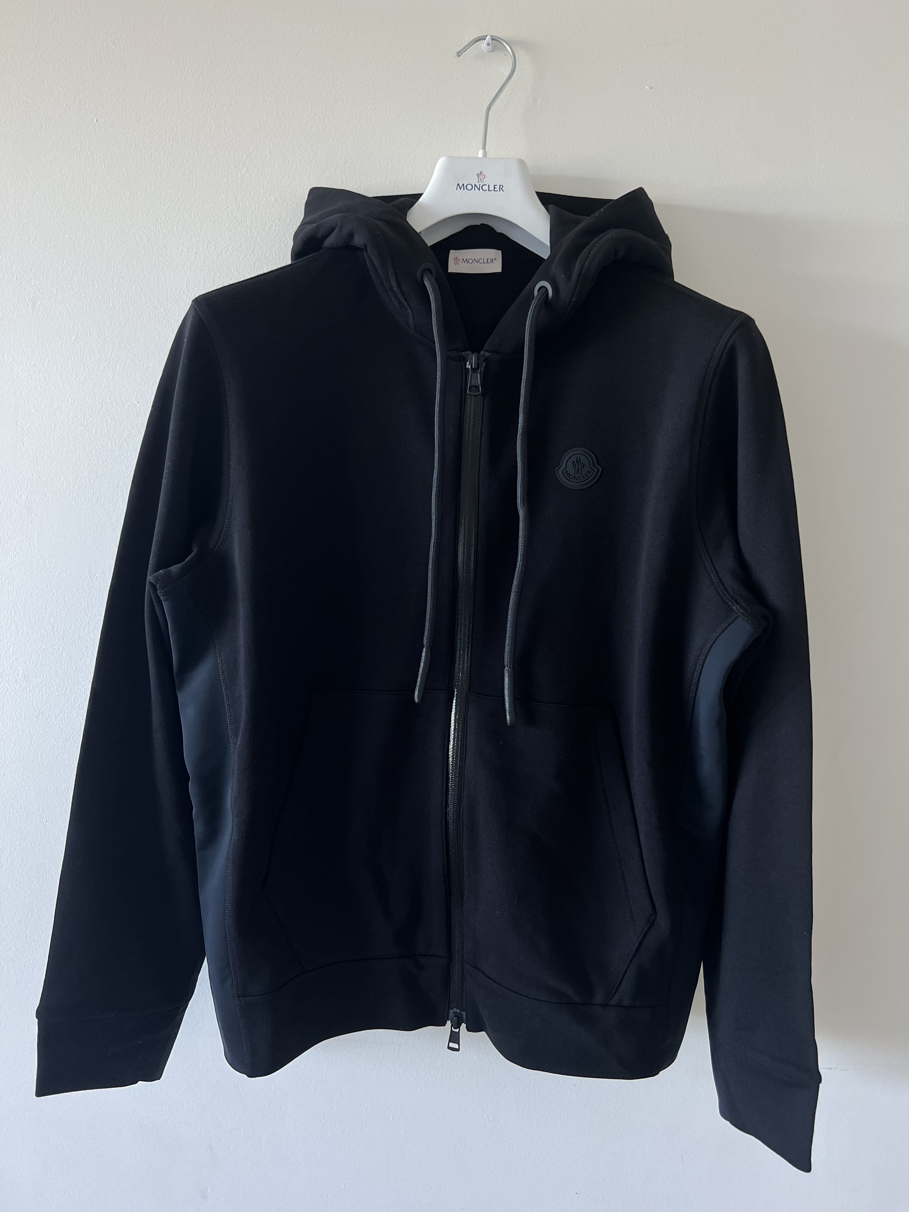 〈すぐ届く！〉MONCLER パーカー フード ジップ バックプリント