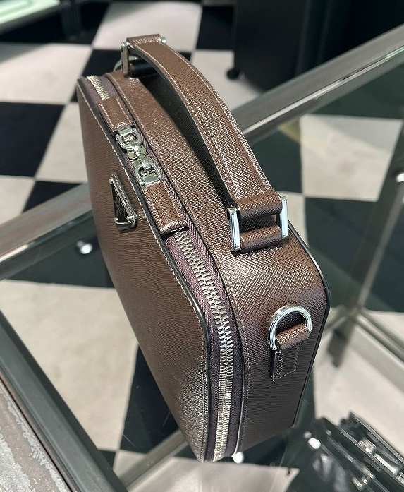 プラダ　PRADA  バングル　チョーカー　レザー　羊革 普拉达女式金属钥匙链、戒指和寻找器| eBay