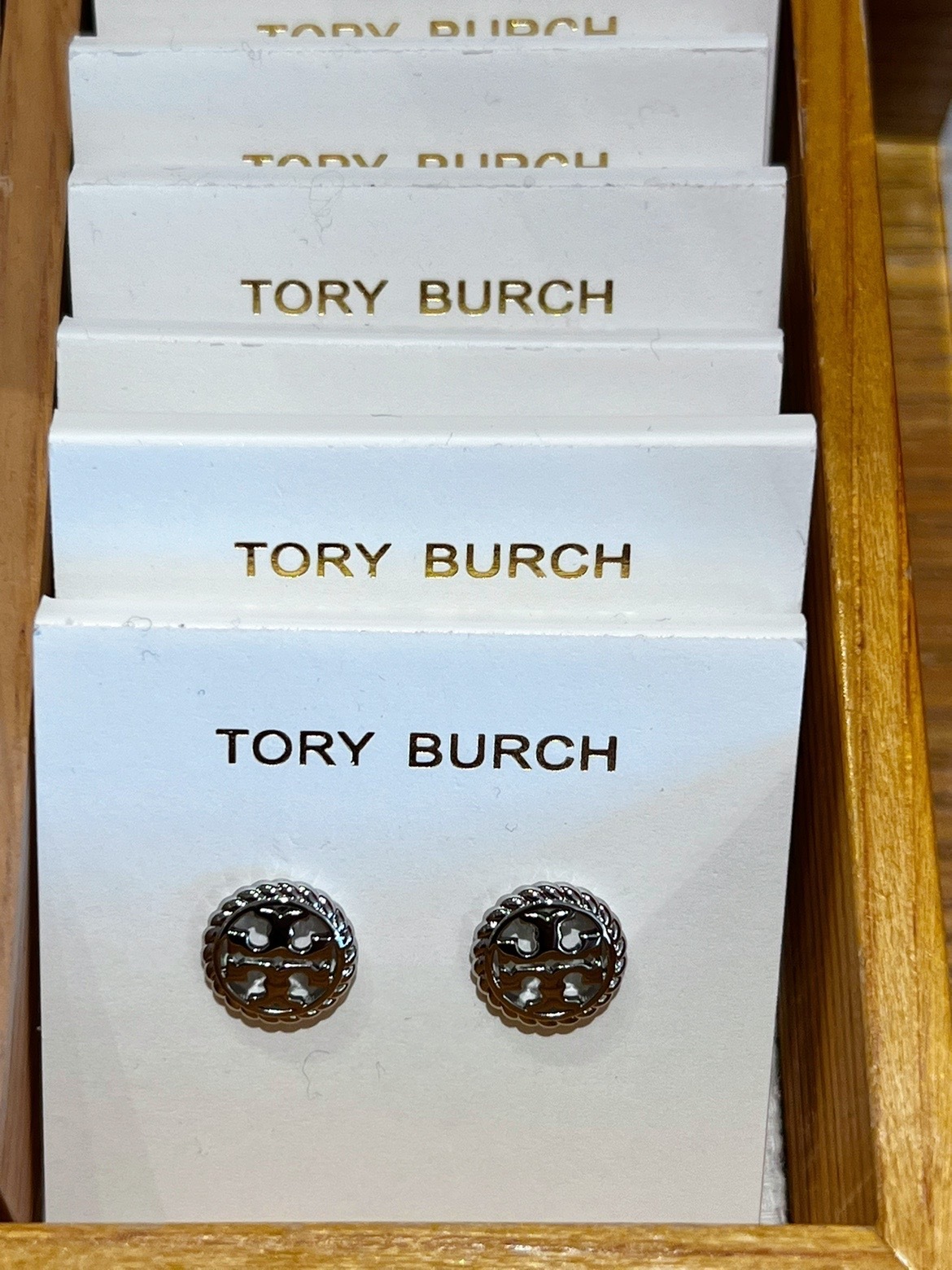 【NY発祥 TORY BURCH】Round T logo ピアス