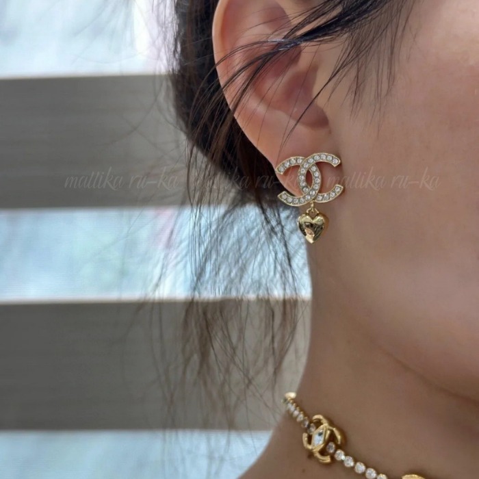煌めくCC CHANEL ピアス ハート 揺れるロゴ シャンパンゴールド 揺れるゴールドハート☆【CHANEL】CCロゴ ハート ピアス
