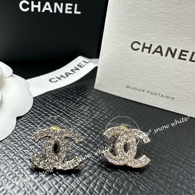 明日着 限定 キラキラ♪ クリスタル CCマーク ピアス CHANEL