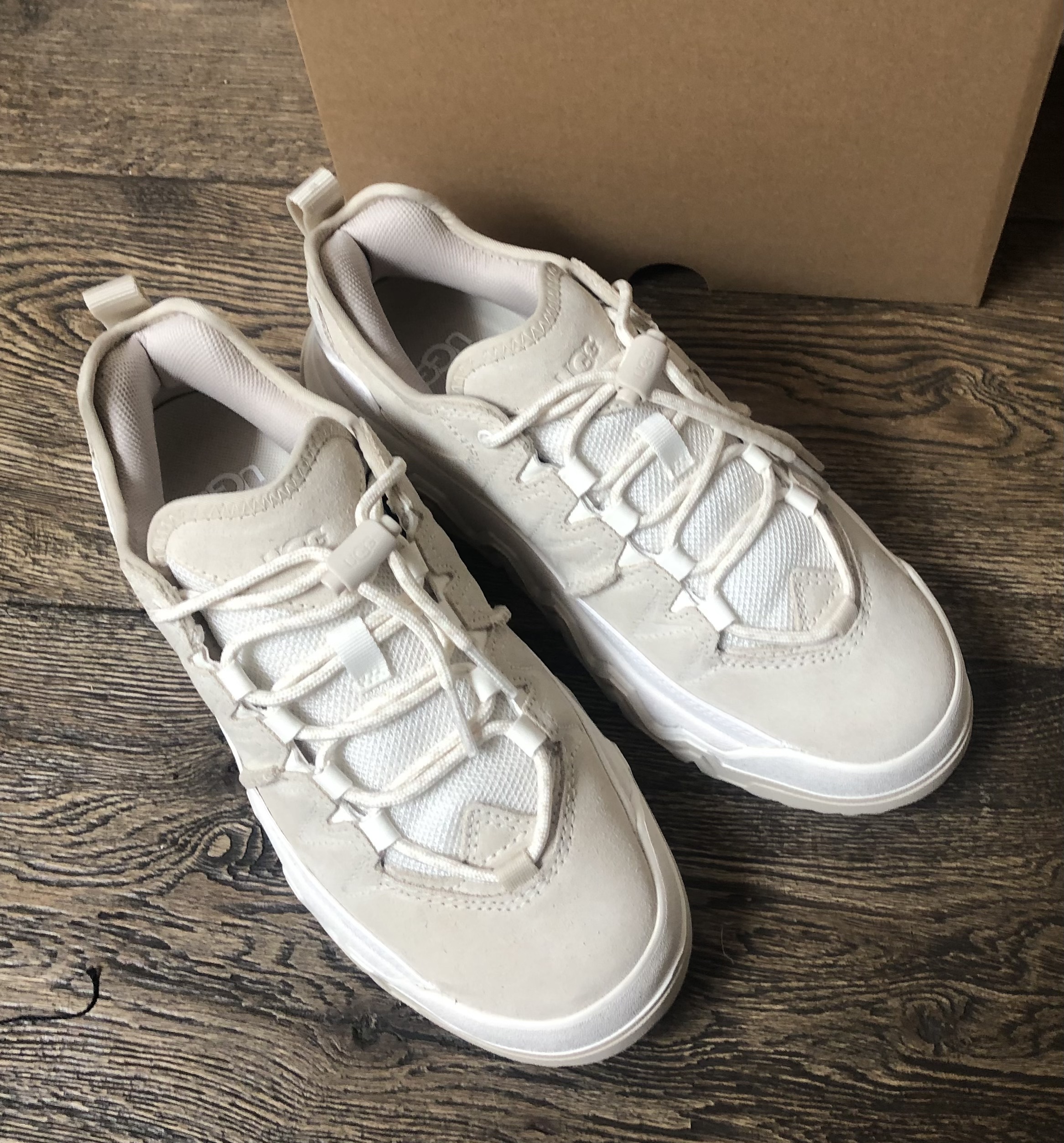 人気《UGG》 CapTrail Low スニーカー 防水 在庫確認要