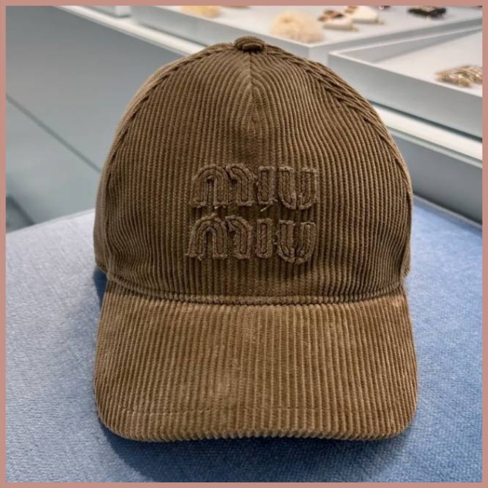《上質な質感の逸品》【MiuMiu】ベルベットのベースキャップ