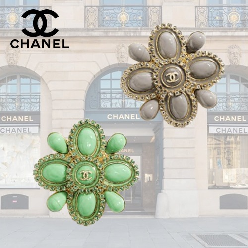 【CHANEL】コーディネートの格上げに♪ ブローチ CCロゴ