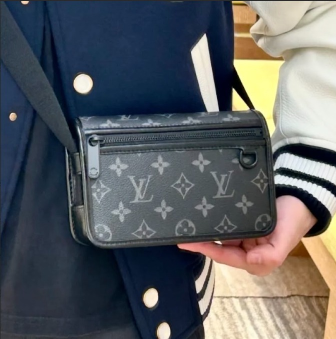 魅力的【LOUIS VUITTON】ボスフォール・ウェアラブル ウォレット