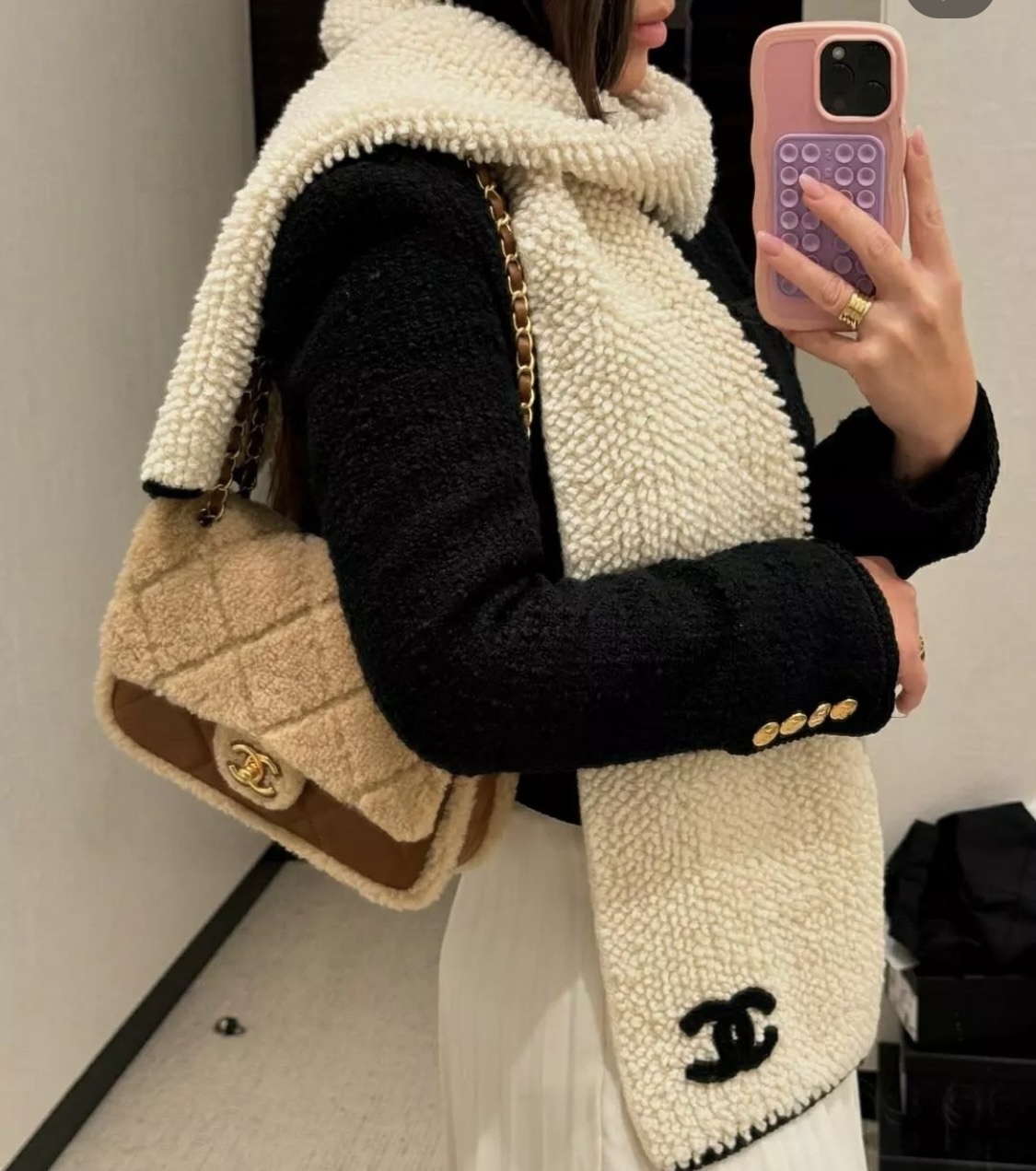 ２４K【CHANEL】ボリューム感が可愛い CCロゴマフラー