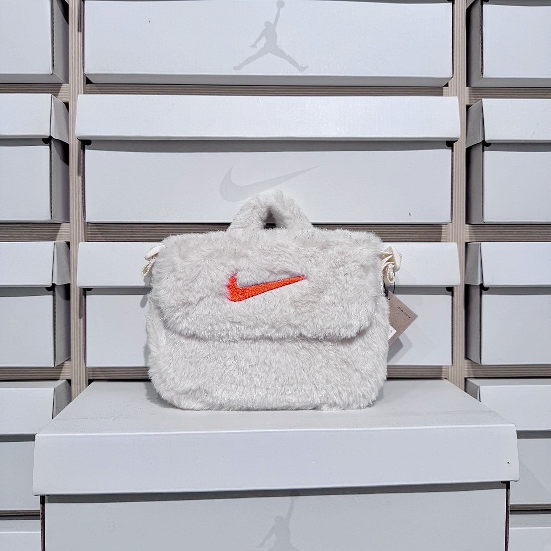大人もOK！Nike キッズ用 フェイクファー クロスボディバッグ 白
