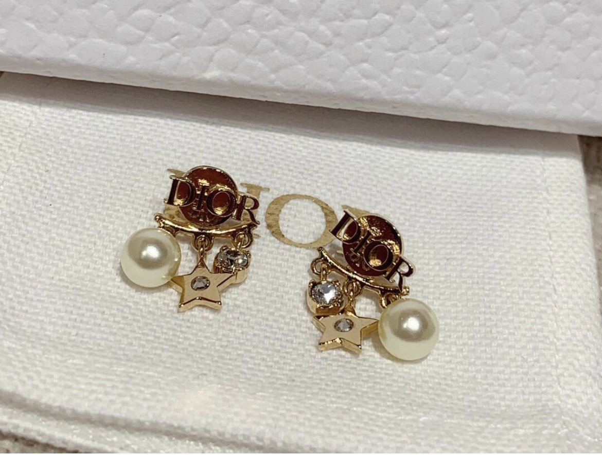 控えめなロゴとスターパールが織りなす Dio(r)evolution ピアス