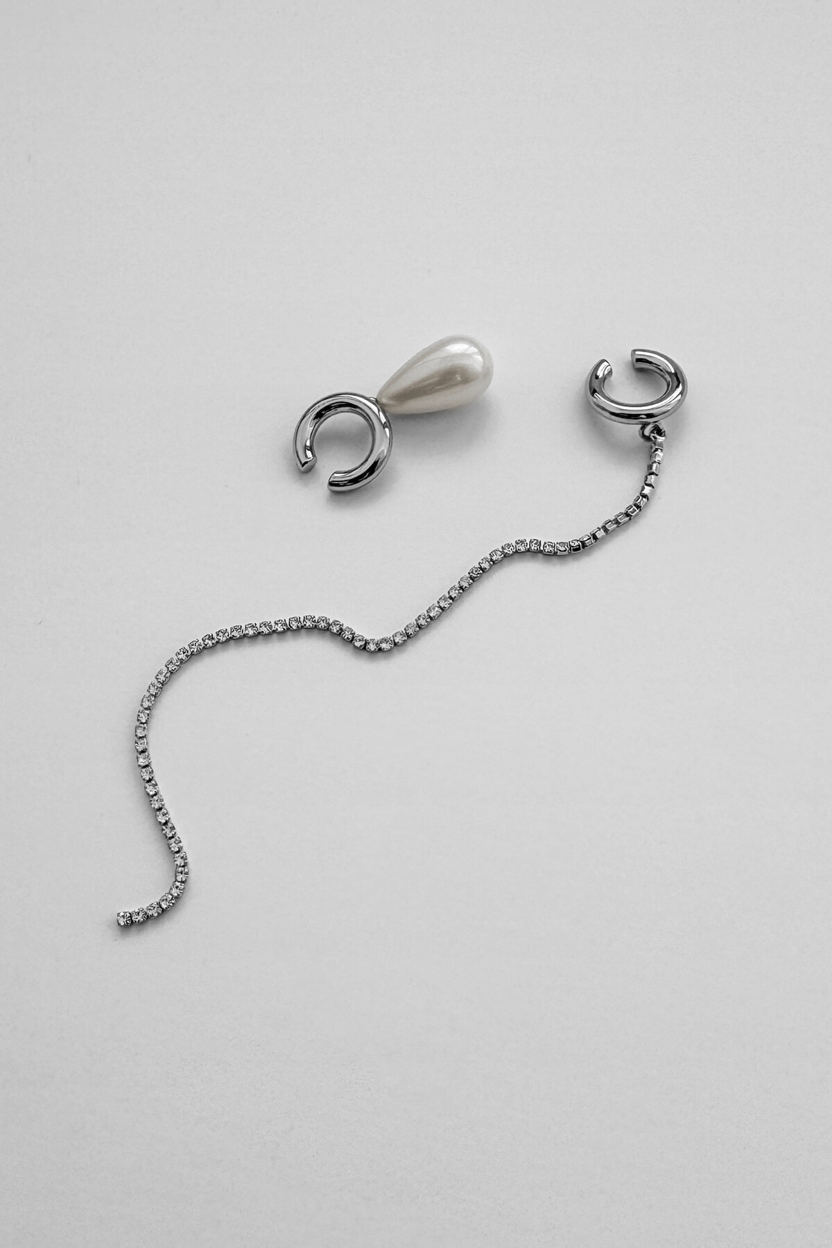 《MONDAY EDITION》 Teardrop Pearl Crystalline Ear Cuff