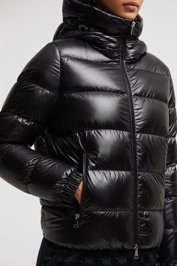 《直営店買付》MONCLER Bironショートダウンジャケット