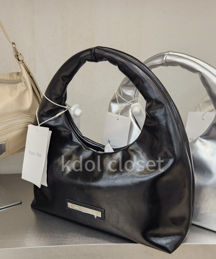 【Matin Kim】韓国人気★EMBOSSED LOGO LEATHER MINI TOTE BAG MUSINSA | MATIN KIM EMBOSSED LOGO LEATHER MINI TOTE BAG IN BLACK