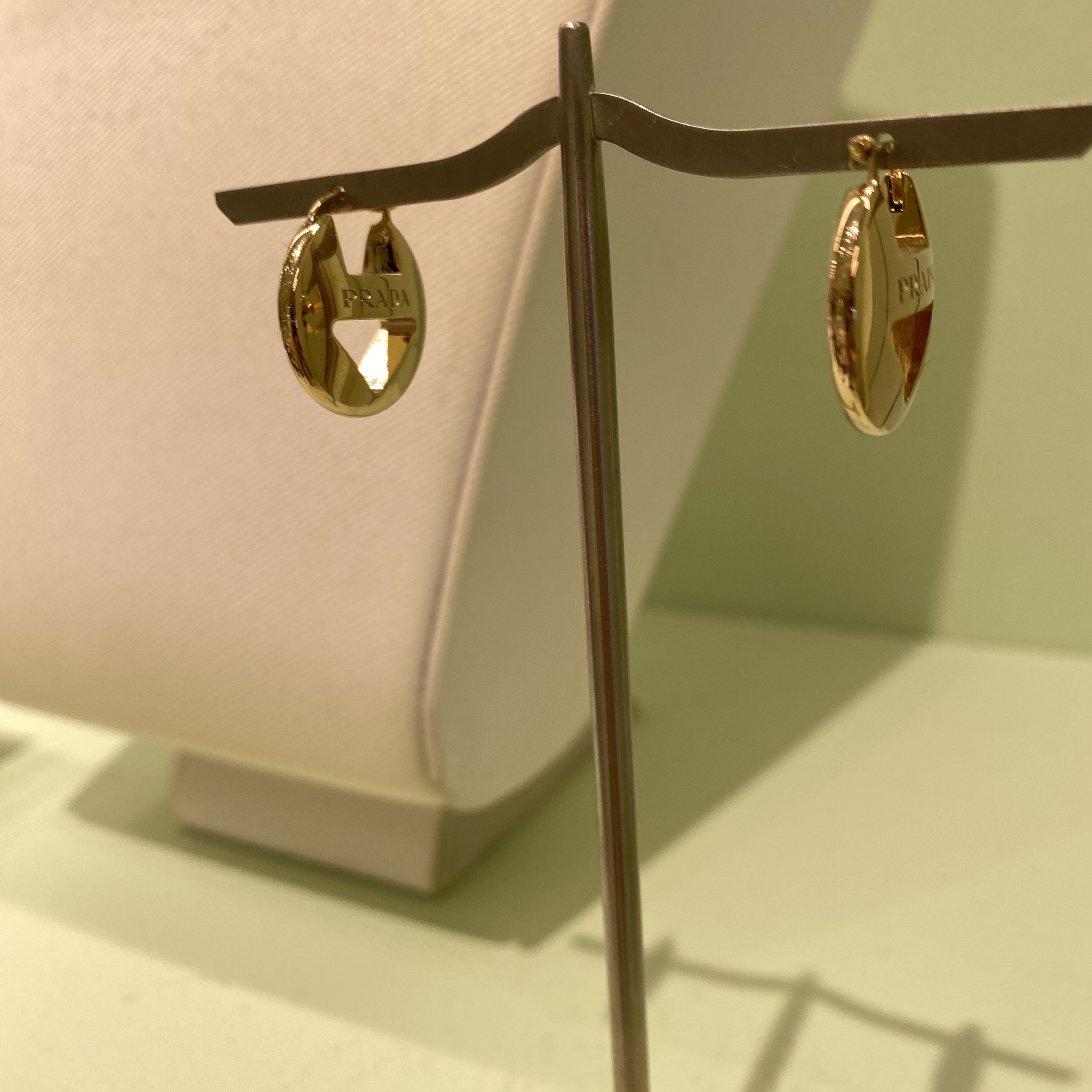 PRADA☆ゴールドメタルピアス ラウンド
