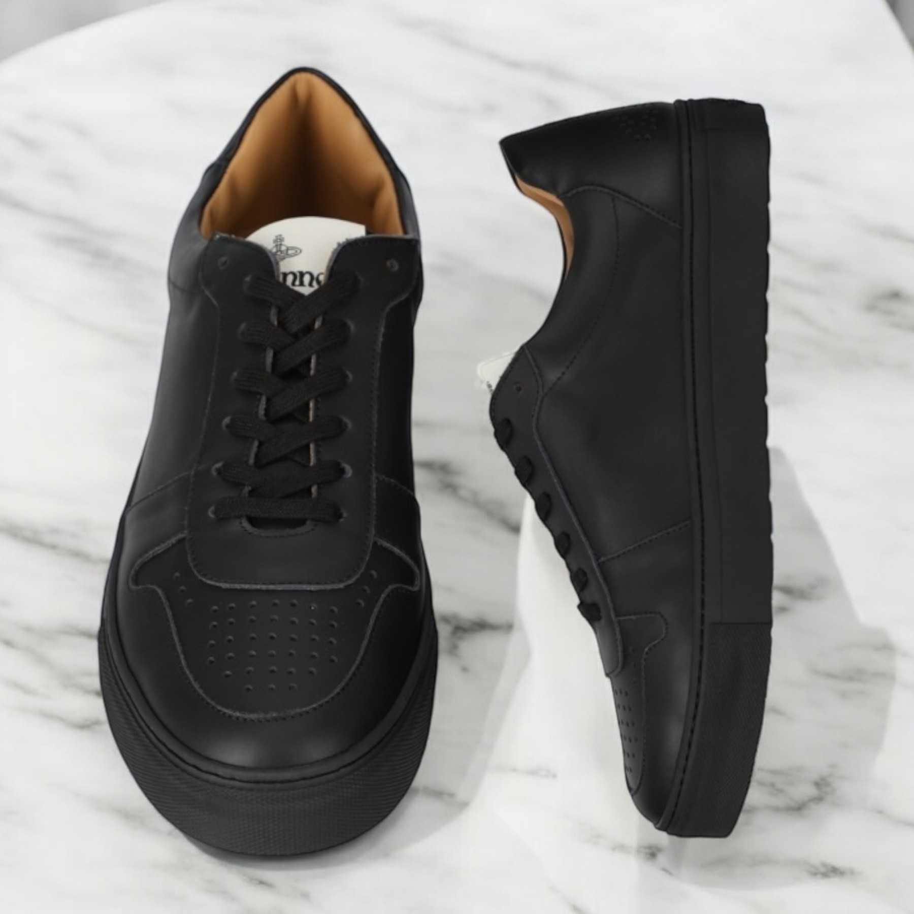 《Vivienne Westwood》クラシック パンチ ロートップ スニーカー