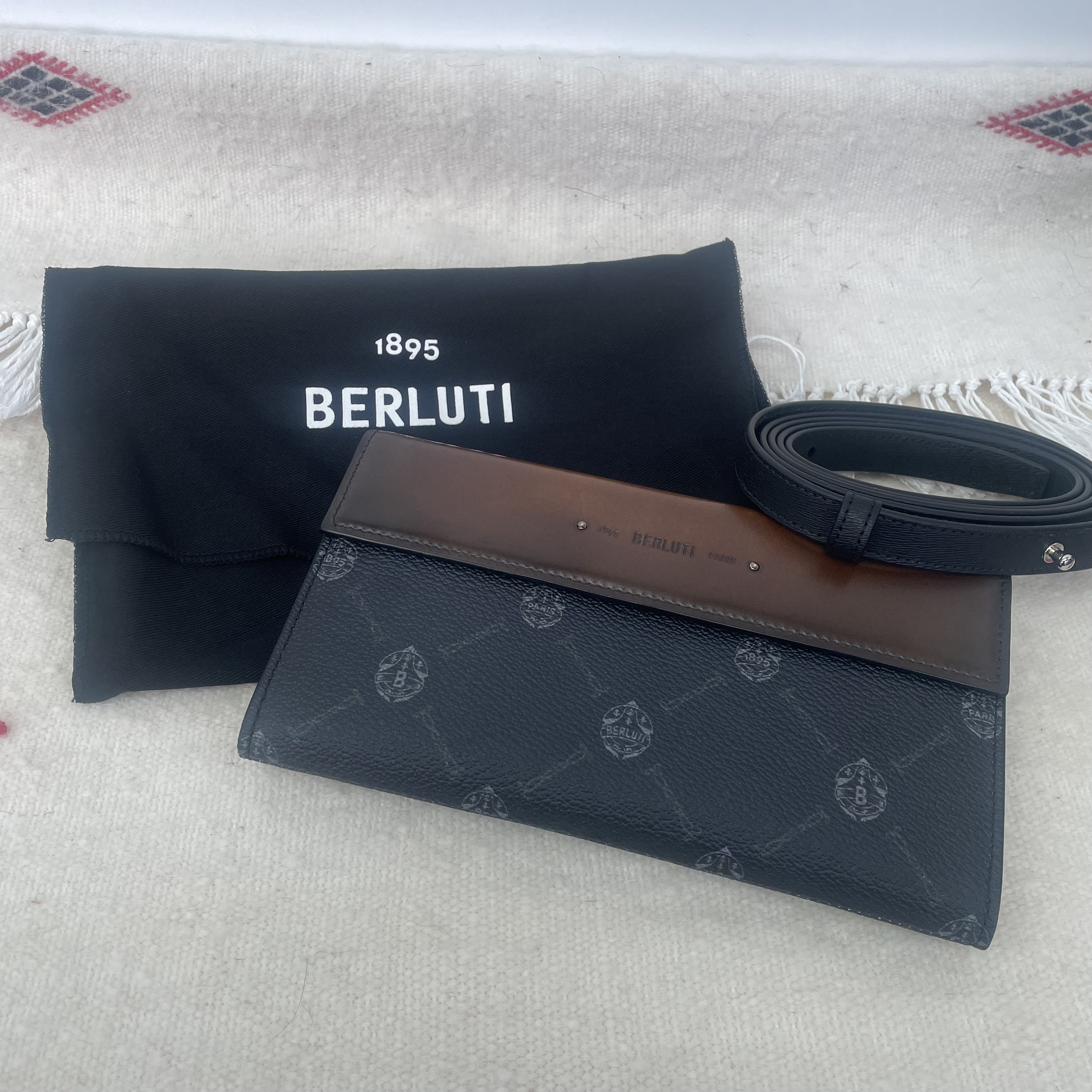 【BERLUTIボディーバッグ兼長財布★キャンバス＆レザー★超激安